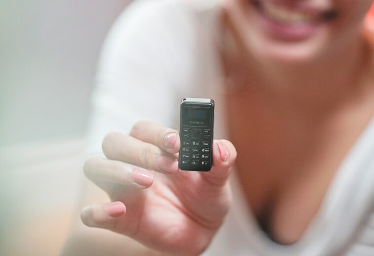 بچووکترین مۆبایل لە جیهاندا، کێشی  تەنها ١٣ گرامە