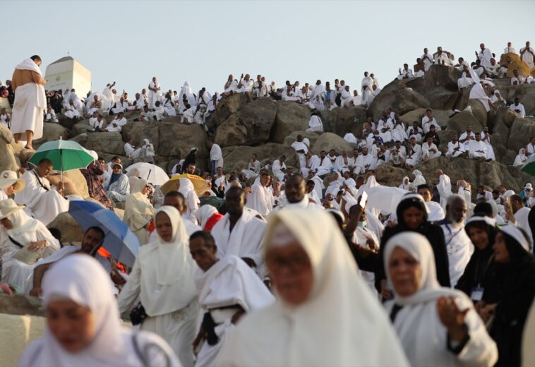 نزیكەى دوو ملیۆن حاجی فەریزەی حەج ئەنجام دەدەن