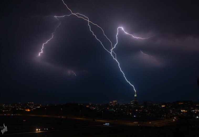 بروسکەیەکی بەهێز لە کاتژمێرەکەی مەککە دەدات