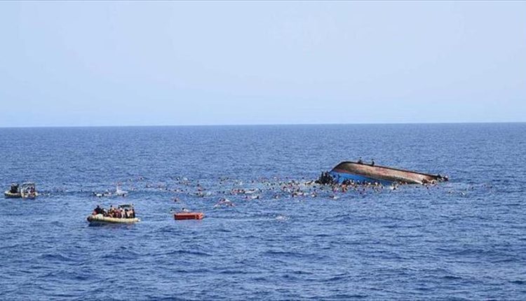 بەلەمێکی کۆچبەران نقومبوو و ژمارەیەک کۆچبەر خنکان